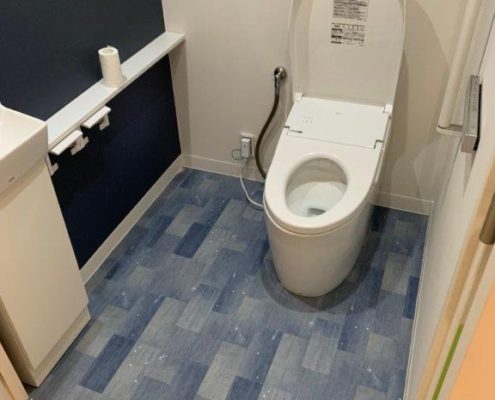 デニム生地風の床材を使ったトイレの床張り替え