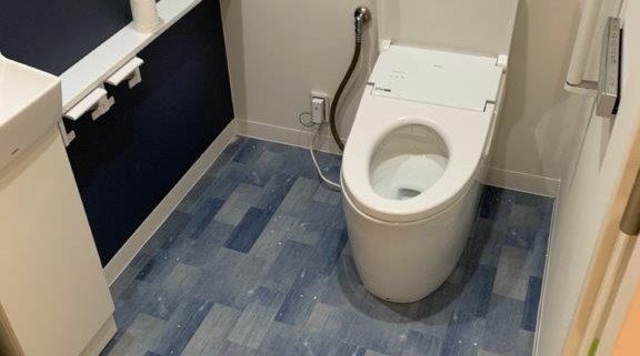 デニム生地風の床材を使ったトイレの床張り替え