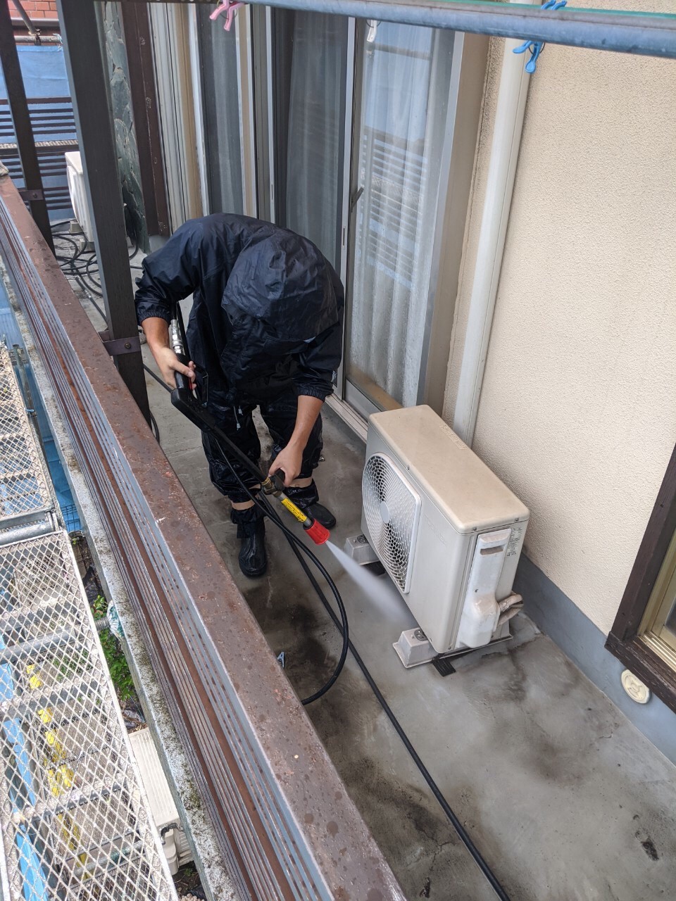 ベランダの高圧洗浄中