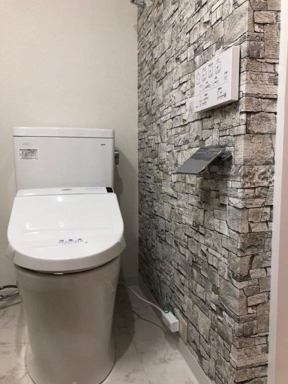 デザインクロスと便器交換でリゾートホテル風のトイレ空間へ 品川区東大井のcマンションにてトイレリフォーム 大田区でマンション アパートのリフォームするなら アーバンサービス