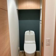 シックモダンで高級感溢れるアクセントクロスが映えるトイレ空間