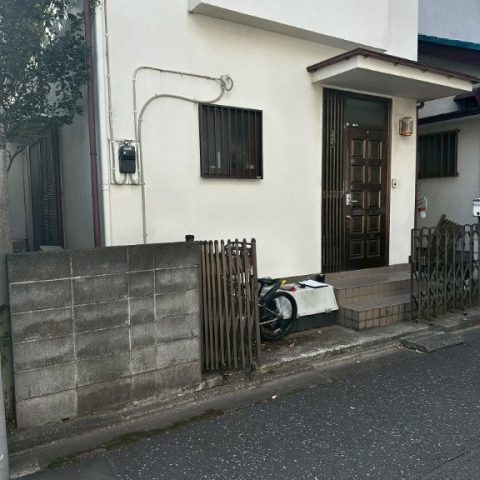 施工前の玄関まわり全景。門扉とブロック塀に囲まれたスペースに自転車が並ぶ様子