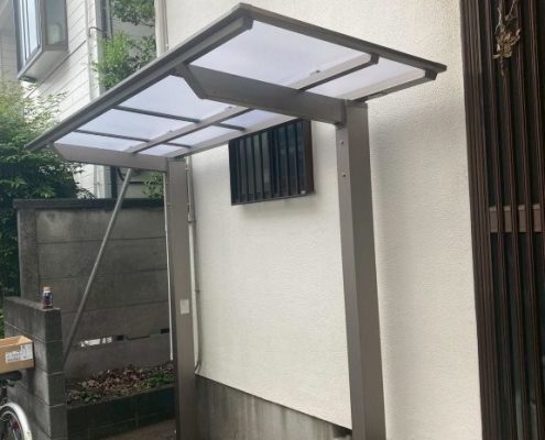 ネスカFミニ設置完了後のサイクルポート全景｜玄関前に雨除け屋根を新設した様子