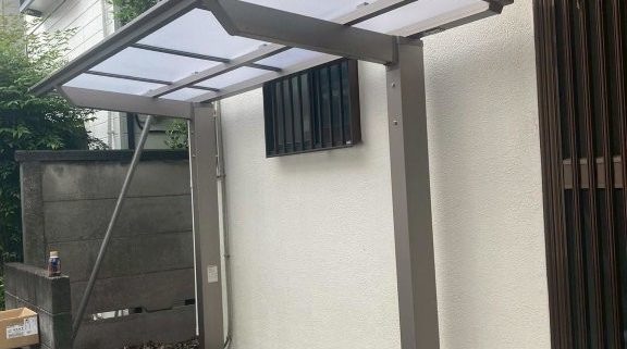 ネスカFミニ設置完了後のサイクルポート全景｜玄関前に雨除け屋根を新設した様子