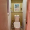 TOTO製トイレとアクセントクロスで仕上げた施工後の1階トイレ（東京都大田区H様邸）