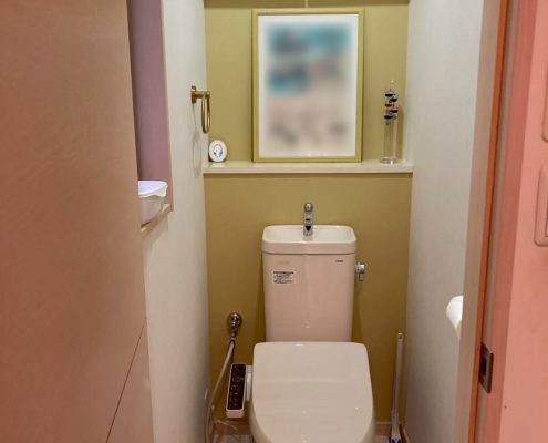 TOTO製トイレとアクセントクロスで仕上げた施工後の1階トイレ（東京都大田区H様邸）