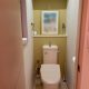 TOTO製トイレとアクセントクロスで仕上げた施工後の1階トイレ（東京都大田区H様邸）