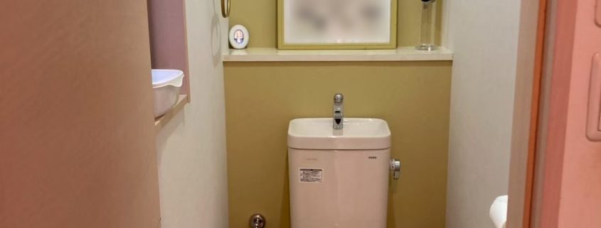 TOTO製トイレとアクセントクロスで仕上げた施工後の1階トイレ（東京都大田区H様邸）