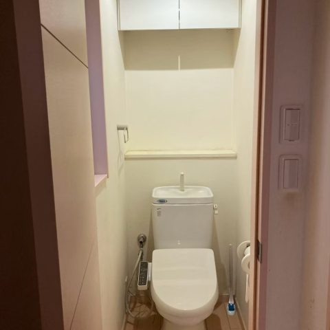 施工前の1階トイレ全景｜INAX製の旧型トイレと木目調クッションフロア（東京都大田区H様邸）