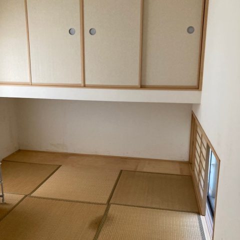 施工前の和室｜壁クロスのくすみと畳の黒ずみが目立つ施工前の様子（東京都大田区）