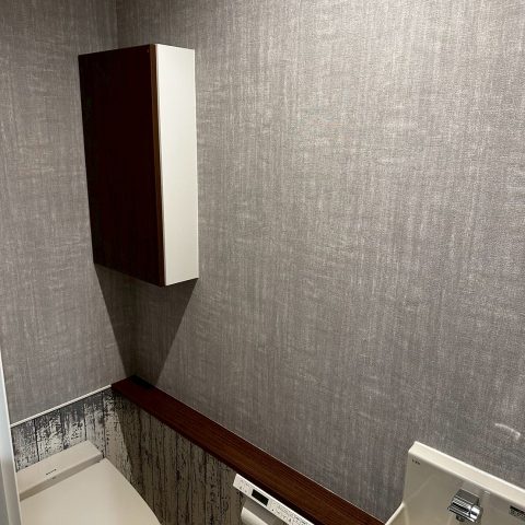 東京都大田区のマンションO様邸｜トイレクロス張り替え後の内装全景。サンゲツRE53585のグレークロスで高級感と落ち着きを演出。