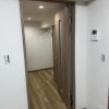 Panasonic VERITIS GQ型のスリットガラス入り建具を採用したLDK。ナチュラルな木目が床材と調和し、明るく統一感のある空間に仕上がった施工後の様子