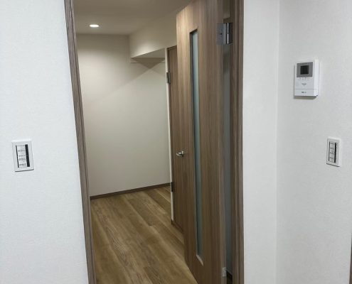 Panasonic VERITIS GQ型のスリットガラス入り建具を採用したLDK。ナチュラルな木目が床材と調和し、明るく統一感のある空間に仕上がった施工後の様子