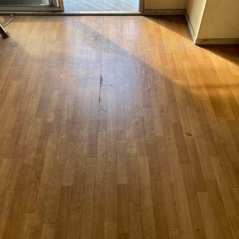 品川区T様邸の床張り替え前の室内。古くなったフローリングに浮きや剥がれが見られるリビングの様子