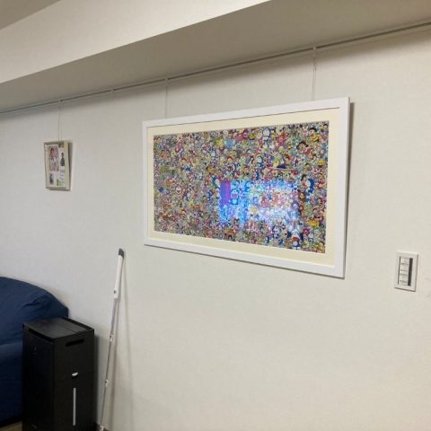 品川区T様邸のLDK施工後｜白いクロス（サンゲツSP9701）とピクチャーレールを取り付けた壁面。大型アート作品が飾られ、明るく清潔感のある空間にリフォーム完了。