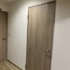 木目調ドアと白いクロスで統一された洋室の施工後の様子｜マンション内装リフォーム