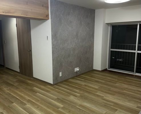 「品川区T様邸のLDKリフォーム後｜木目調フロアタイルとグレーのアクセントクロスで落ち着いたモダン空間を演出」