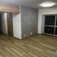 「品川区T様邸のLDKリフォーム後｜木目調フロアタイルとグレーのアクセントクロスで落ち着いたモダン空間を演出」