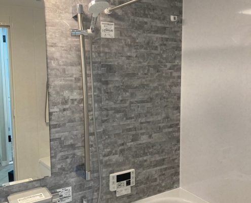 TOTOマンションリモデルWYシリーズに交換後の浴室全景。ホワイトとライトグレーの上品なパネル仕上げ|大田区M様邸