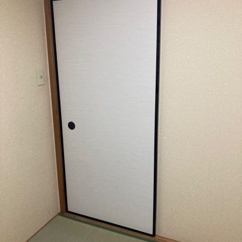 張り替え工事直後の和室の襖。白を基調としたシンプルな襖紙により、清潔感のある印象に生まれ変わった施工後の状態