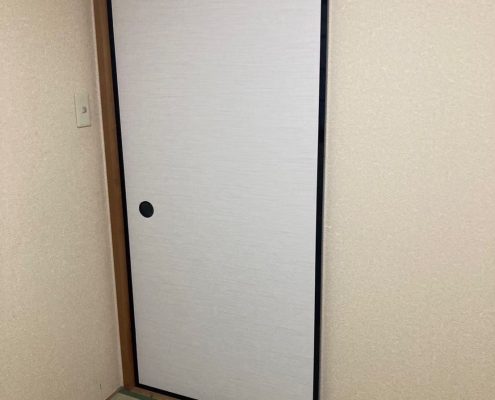 張り替え工事直後の和室の襖。白を基調としたシンプルな襖紙により、清潔感のある印象に生まれ変わった施工後の状態