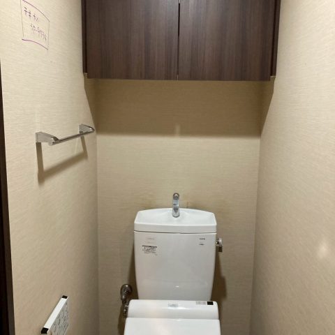 白いクロスと幾何学模様の床材で明るく生まれ変わったトイレ空間｜東京都大田区のマンションリフォーム施工後