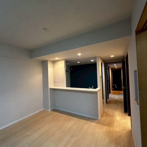 リフォーム前の東京都大田区O様邸LDK、キッチン上部の壁と旧カウンターが残り閉鎖感のある間取り