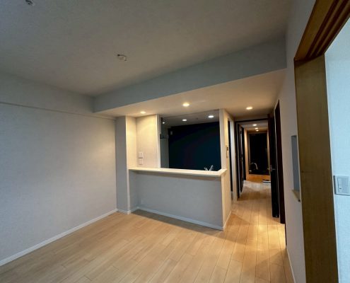 リフォーム前の東京都大田区O様邸LDK、キッチン上部の壁と旧カウンターが残り閉鎖感のある間取り