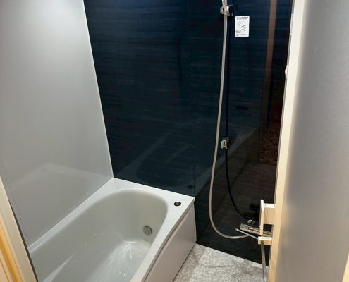 東京都大田区O様邸のマンション浴室リフォーム後の様子。TOTOマンションリモデルWYシリーズNタイプ（1317サイズ）とノーリツ温水式浴室暖房乾燥機を採用し、ゆるリラ浴槽・魔法びん浴槽・お掃除ラクラクほっカラリ床で快適性と清掃性を高めた明るくスタイリッシュなユニットバス。