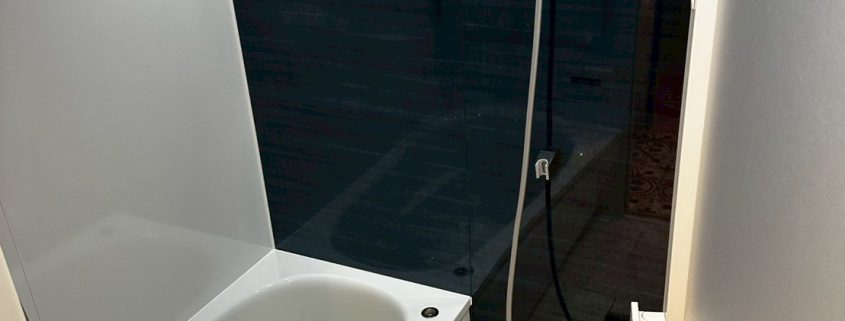 東京都大田区O様邸のマンション浴室リフォーム後の様子。TOTOマンションリモデルWYシリーズNタイプ（1317サイズ）とノーリツ温水式浴室暖房乾燥機を採用し、ゆるリラ浴槽・魔法びん浴槽・お掃除ラクラクほっカラリ床で快適性と清掃性を高めた明るくスタイリッシュなユニットバス。