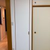 東京都大田区O様邸マンションの和室で、壁と収納扉のクロスをサンゲツSP-9769で張り替えた施工後の様子。壁と扉が同じ色で統一され、明るく落ち着いた空間に仕上がっている。