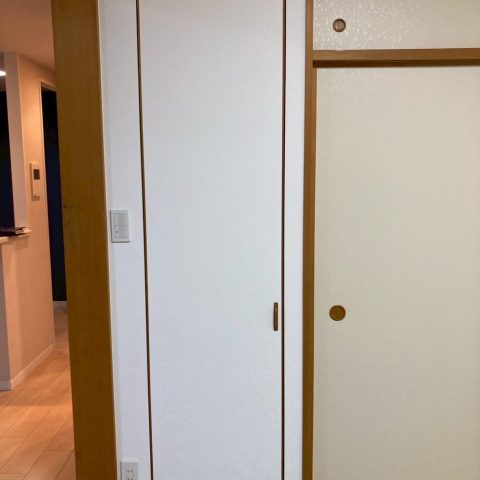 東京都大田区O様邸マンションの和室で、壁と収納扉のクロスをサンゲツSP-9769で張り替えた施工後の様子。壁と扉が同じ色で統一され、明るく落ち着いた空間に仕上がっている。