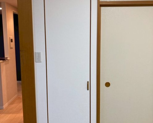 東京都大田区O様邸マンションの和室で、壁と収納扉のクロスをサンゲツSP-9769で張り替えた施工後の様子。壁と扉が同じ色で統一され、明るく落ち着いた空間に仕上がっている。