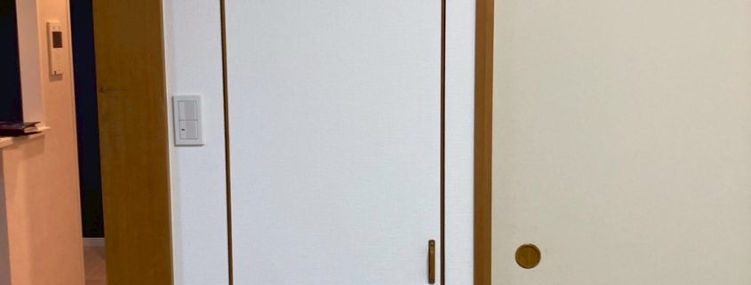 東京都大田区O様邸マンションの和室で、壁と収納扉のクロスをサンゲツSP-9769で張り替えた施工後の様子。壁と扉が同じ色で統一され、明るく落ち着いた空間に仕上がっている。