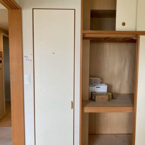 東京都大田区O様邸マンションの和室で、施工前の壁と収納扉の様子。クロスの黄ばみや色ムラがあり、収納扉と壁の色の差が目立っている状態。