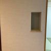 ニッチ造作工事後の壁面｜廊下の壁に新しく設けたニッチ収納。奥にサンゲツSP9791のアクセントクロスを使用し、統一感と上質感を演出。