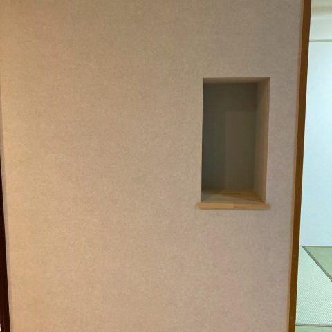 ニッチ造作工事後の壁面｜廊下の壁に新しく設けたニッチ収納。奥にサンゲツSP9791のアクセントクロスを使用し、統一感と上質感を演出。