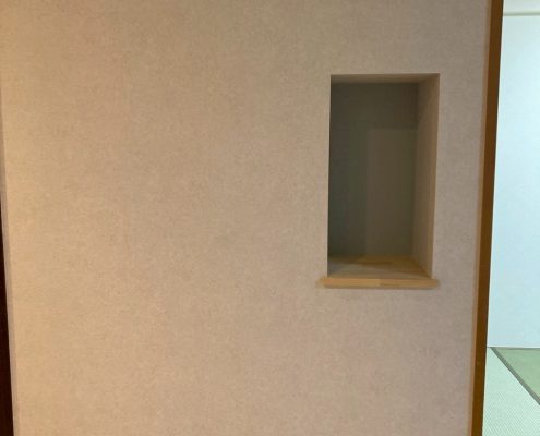 ニッチ造作工事後の壁面|廊下の壁に新しく設けたニッチ収納。奥にサンゲツSP9791のアクセントクロスを使用し、統一感と上質感を演出。