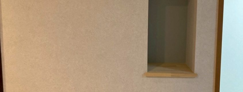 ニッチ造作工事後の壁面｜廊下の壁に新しく設けたニッチ収納。奥にサンゲツSP9791のアクセントクロスを使用し、統一感と上質感を演出。