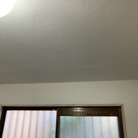 天井のボード補修とクロス貼り替えを終え、雨漏り跡が全く分からないきれいな仕上がり｜東京都大田区H様邸