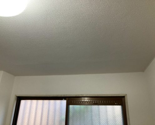 天井のボード補修とクロス貼り替えを終え、雨漏り跡が全く分からないきれいな仕上がり|東京都大田区H様邸