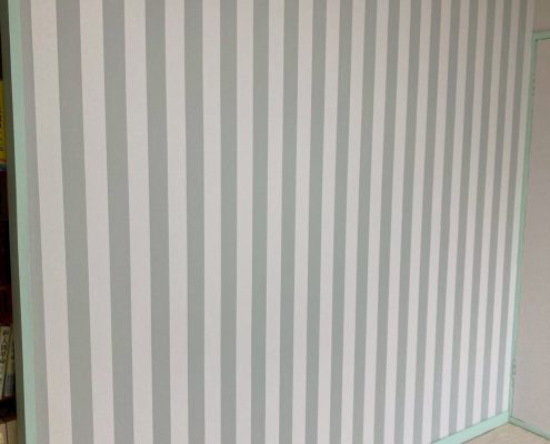 クロス貼り替え後の子供部屋|サンゲツSP9786のストライプ柄アクセントクロスで明るく爽やかに仕上がった大田区H様邸の洋室