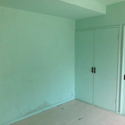 施工前の子供部屋の様子｜クロスの色あせや汚れが目立ち、全体的に暗い印象の東京都大田区H様邸の洋室