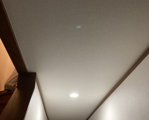埋め込み照明を撤去しクロスを補修した玄関天井に新設されたシーリングコンセント