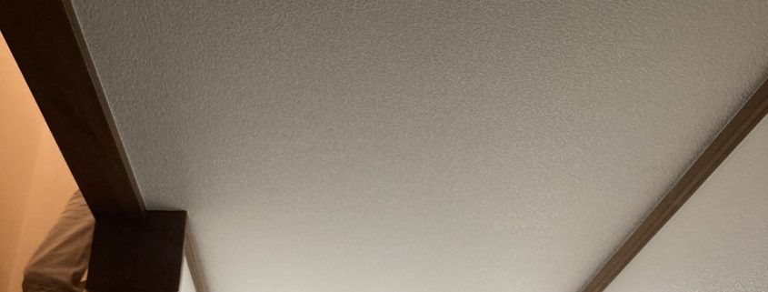 埋め込み照明を撤去しクロスを補修した玄関天井に新設されたシーリングコンセント