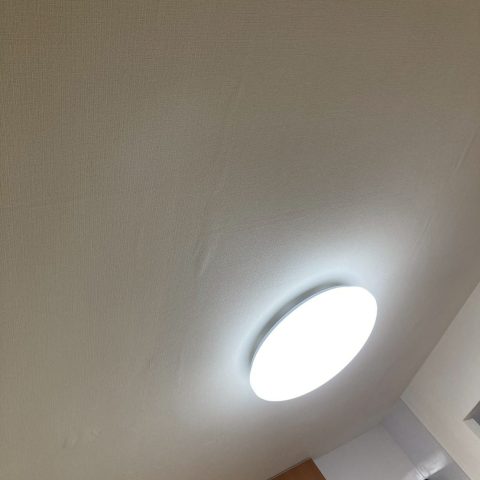 東京都大田区M様邸のキッチン天井｜不要な照明を撤去しクロス張替えを行った施工後の状態