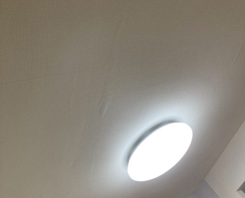 東京都大田区M様邸のキッチン天井｜不要な照明を撤去しクロス張替えを行った施工後の状態