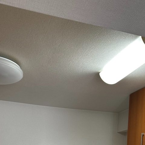 東京都大田区M様邸のキッチン天井に設置された不要な蛍光灯照明と丸型照明の施工前の様子