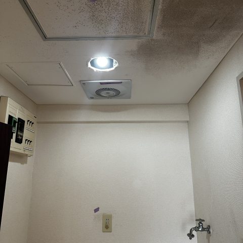 洗面室天井にカビや汚れが目立ち、古い換気扇が設置されている施工前の状態｜東京都大田区 賃貸マンション 原状回復工事