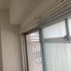 丁寧に塗装された窓枠と水平に取り付けられたカーテンレールの仕上がり。入居前の原状回復工事で明るさと美観が向上した様子。